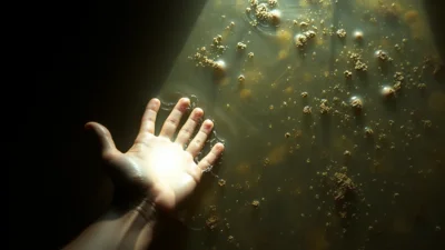Traum vom Schwimmen in schmutzigem Wasser